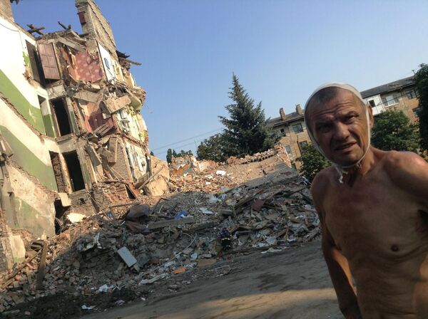 Виктор Степаненко (69 лет) около своего дома в городе Снежное, разрушенного украинской ракетой.