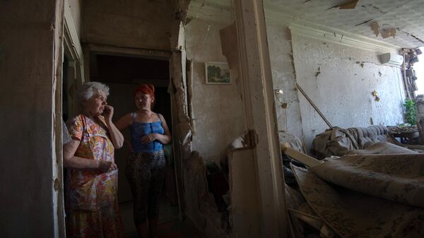 Местные жители в своей квартире, пострадавшей во время артллерийского обстрела Краматорска.