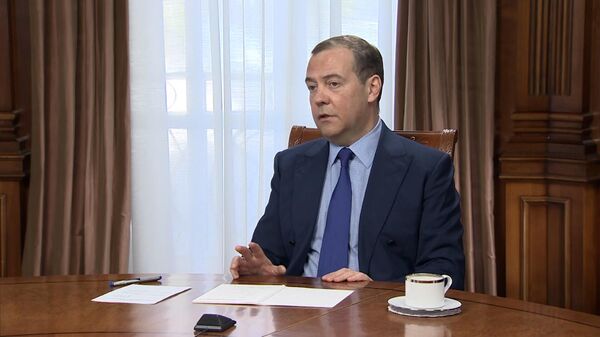 Медведев: Расчеты, что российский бизнес повлияет на власть, абсолютно бессмысленны