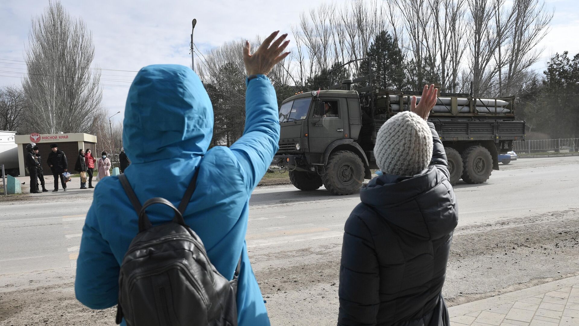 Жители Армянска приветствуют колонну военной техники ВС России - РИА Новости, 1920, 06.12.2022