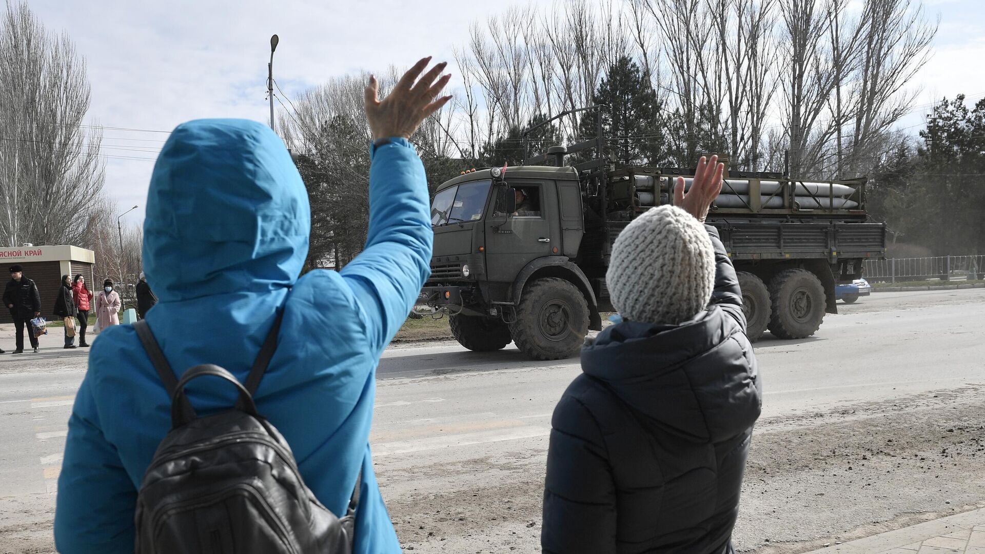 Жители Армянска приветствуют колонну военной техники ВС России - РИА Новости, 1920, 06.12.2022