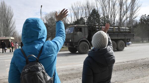 Жители Армянска приветствуют колонну военной техники ВС РФ