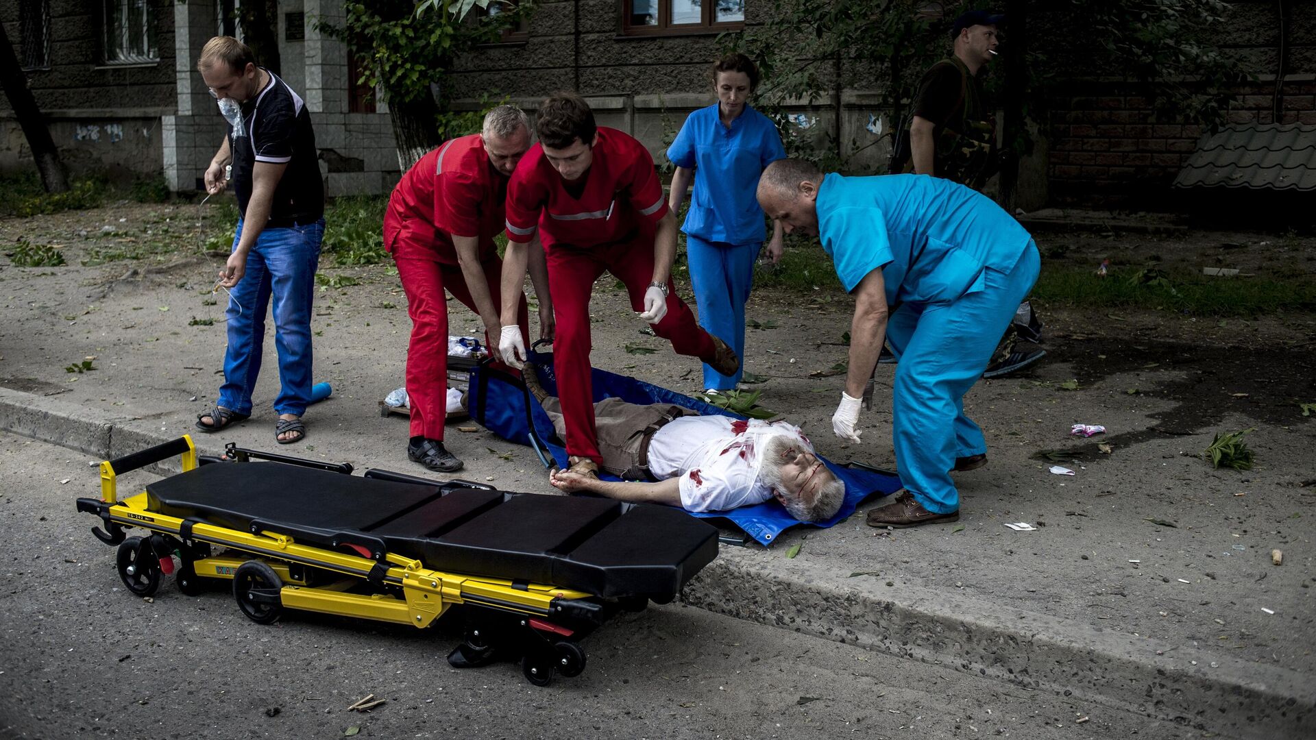 Врачи оказывают помощь раненному во время артиллерийского обстрела - РИА Новости, 1920, 19.06.2022