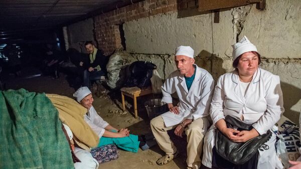 Врачи больницы в поселке Семеновка укрываются от артобстрела в подвале.