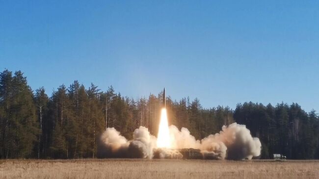 Оперативно-тактический комплекс Искандер производит запуск ракеты по объектам военной инфраструктуры ВСУ