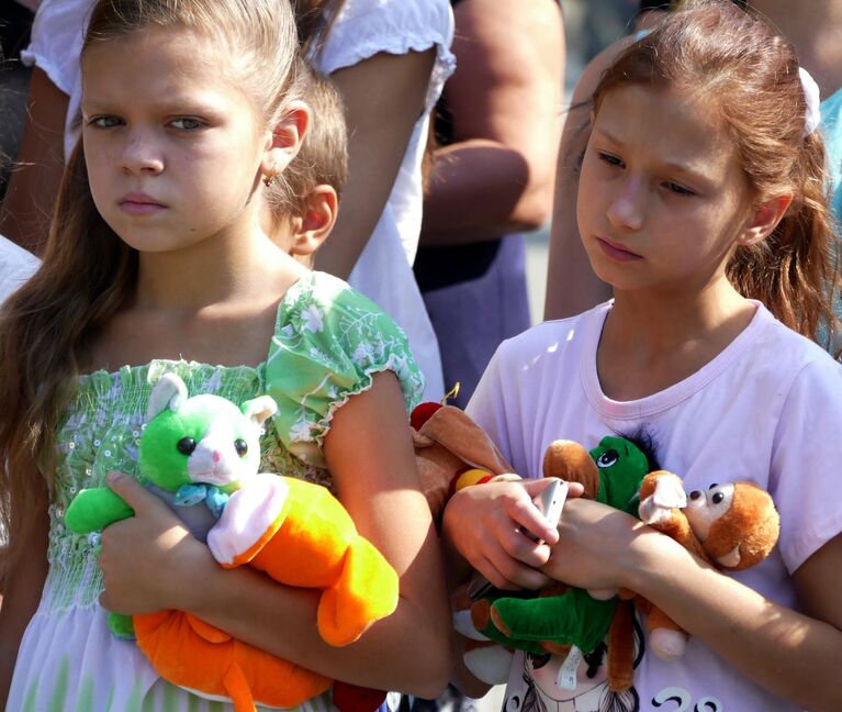 Юные жители Донецка на церемонии возложения цветов к памятнику Аллея Ангелов в память о детях, погибших в ходе конфликта на юго-востоке Украины