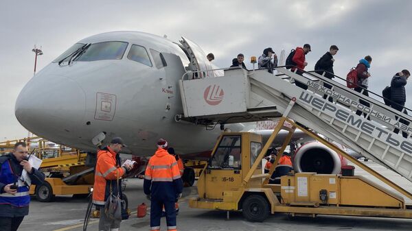 Пассажиры спускаются по трапу самолета Sukhoi Superjet 100,  вернувшегося в аэропорт Шереметьево из-за технической проблемы