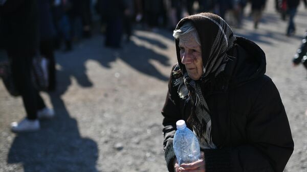 Пожилая беженка из Мариуполя в пункте временного размещения, организованном МЧС ДНР в селе Безыменное