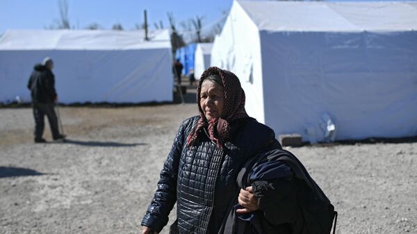 Беженка из Мариуполя в пункте временного размещения, организованном МЧС ДНР