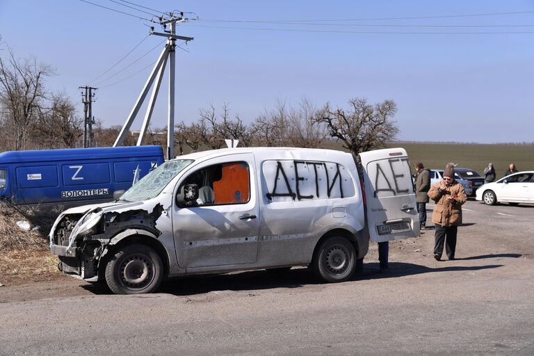 Беженцы из Мариуполя в пункте раздачи еды, которые организовали волонтеры из Донецка