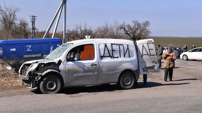 Беженцы из Мариуполя в пункте раздачи еды, который организовали волонтеры из Донецка