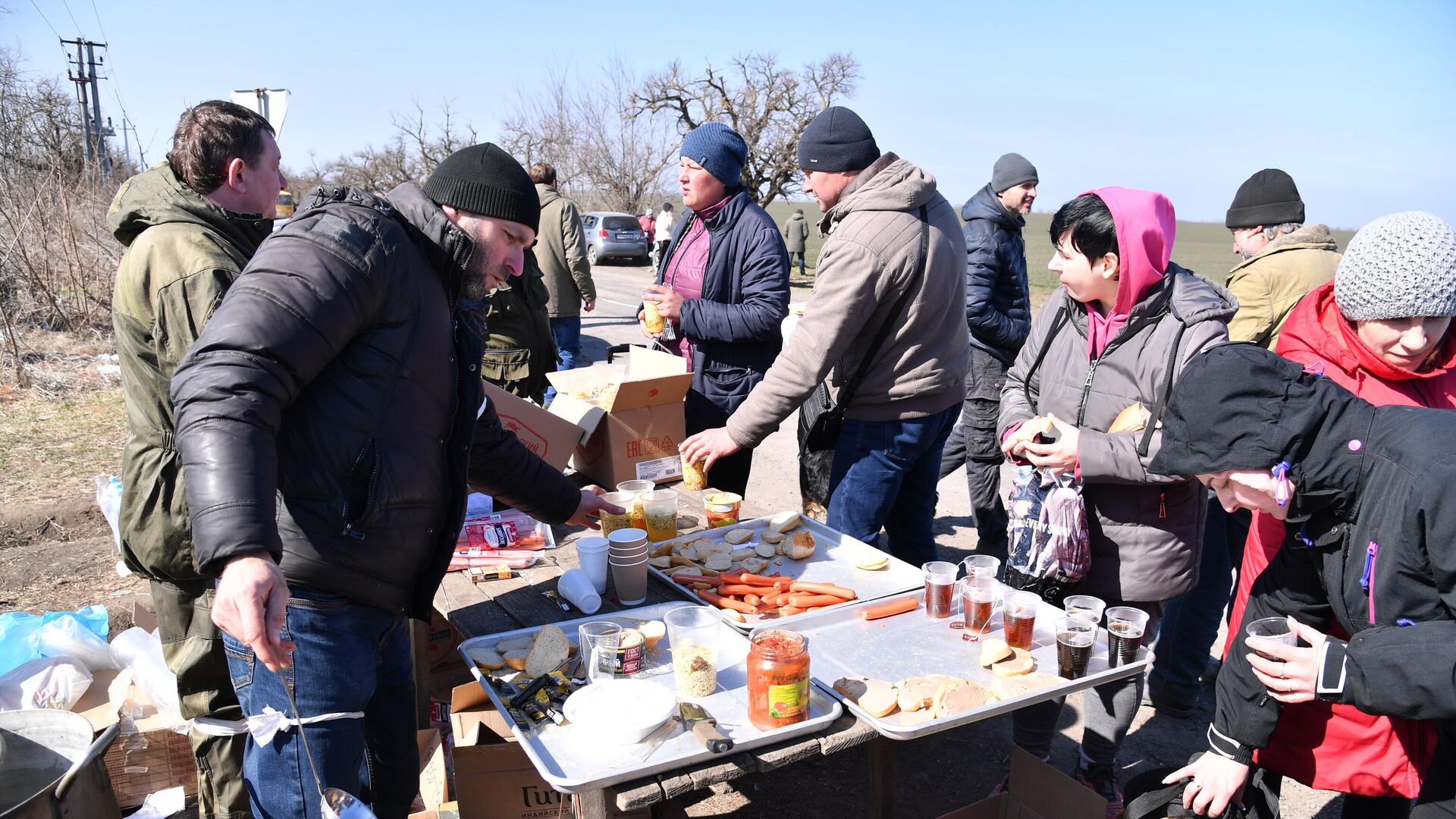 Беженцы из Мариуполя в пункте раздачи еды, которые организовали волонтеры из Донецка - РИА Новости, 1920, 28.03.2022
