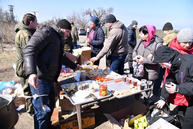 Беженцы из Мариуполя в пункте раздачи еды, которые организовали волонтеры из Донецка