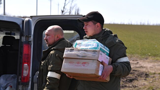 Волонтеры развернули пункт раздачи еды в районе села Портовское для беженцев из Мариуполя