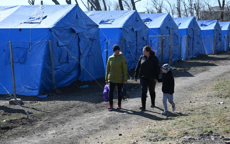 Беженцы из Мариуполя в пункте временного размещения, организованном МЧС ДНР в селе Безыменное