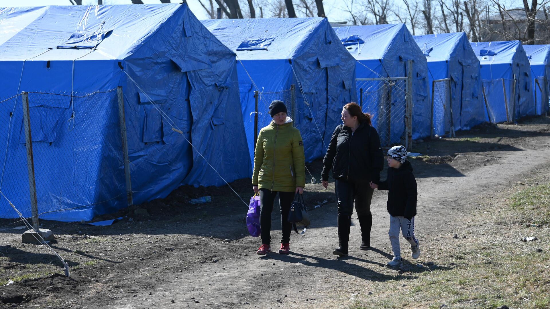 Беженцы из Мариуполя в пункте временного размещения, организованном МЧС ДНР в селе Безыменное - РИА Новости, 1920, 28.03.2022