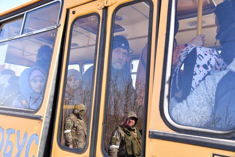 Беженцы из Мариуполя в районе села Портовское Донецкой области