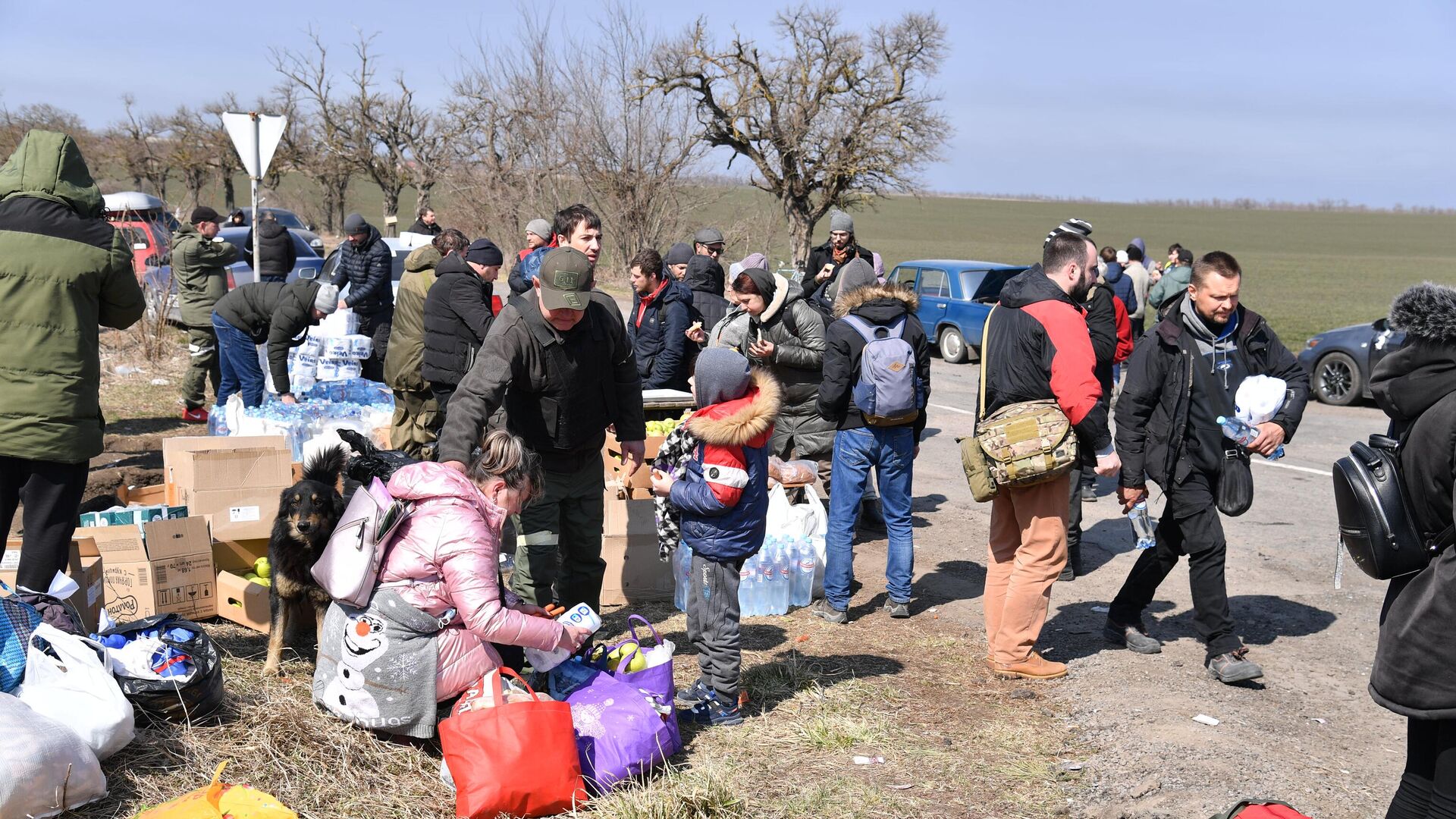 Беженцы из Мариуполя в пункте раздачи еды, которые организовали волонтеры из Донецка - РИА Новости, 1920, 26.03.2022