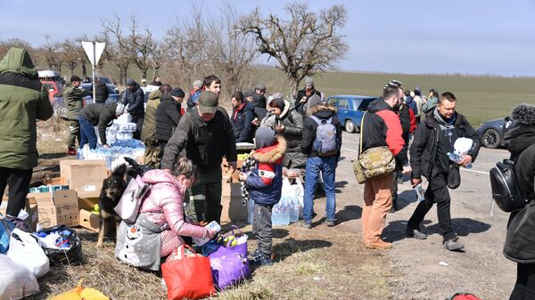 Беженцы из Мариуполя в пункте раздачи еды, которые организовали волонтеры из Донецка
