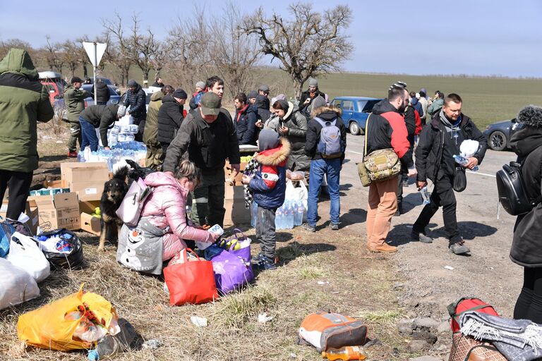 Беженцы из Мариуполя в пункте раздачи еды, которые организовали волонтеры из Донецка