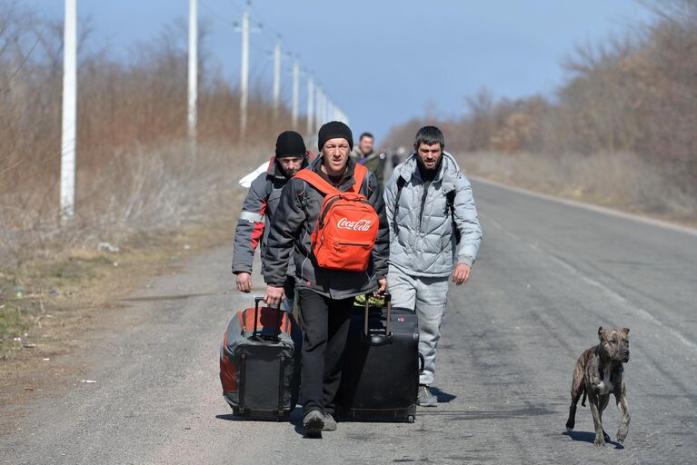 Беженцы из Мариуполя в районе села Портовское Донецкой области