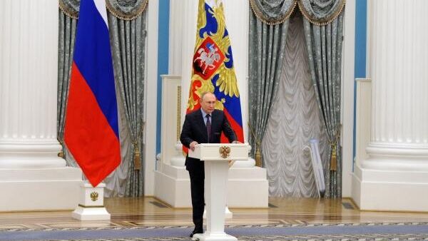 LIVE: Путин на встрече с лауреатами Президентской премии для молодежи в области культуры и литературы