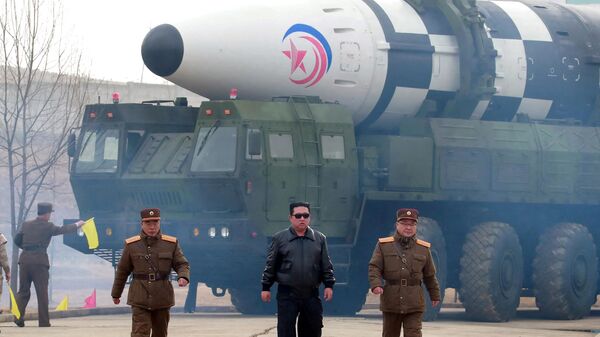 Северокорейский лидер Ким Чен Ын во время испытаний межконтинентальной баллистической ракеты 