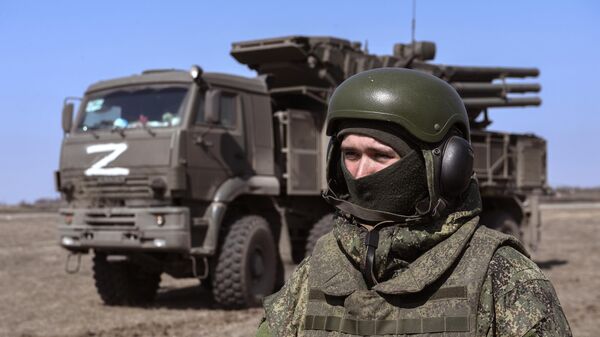 Военнослужащий ВС РФ у зенитного ракетно-пушечного комплекса Панцирь-С1