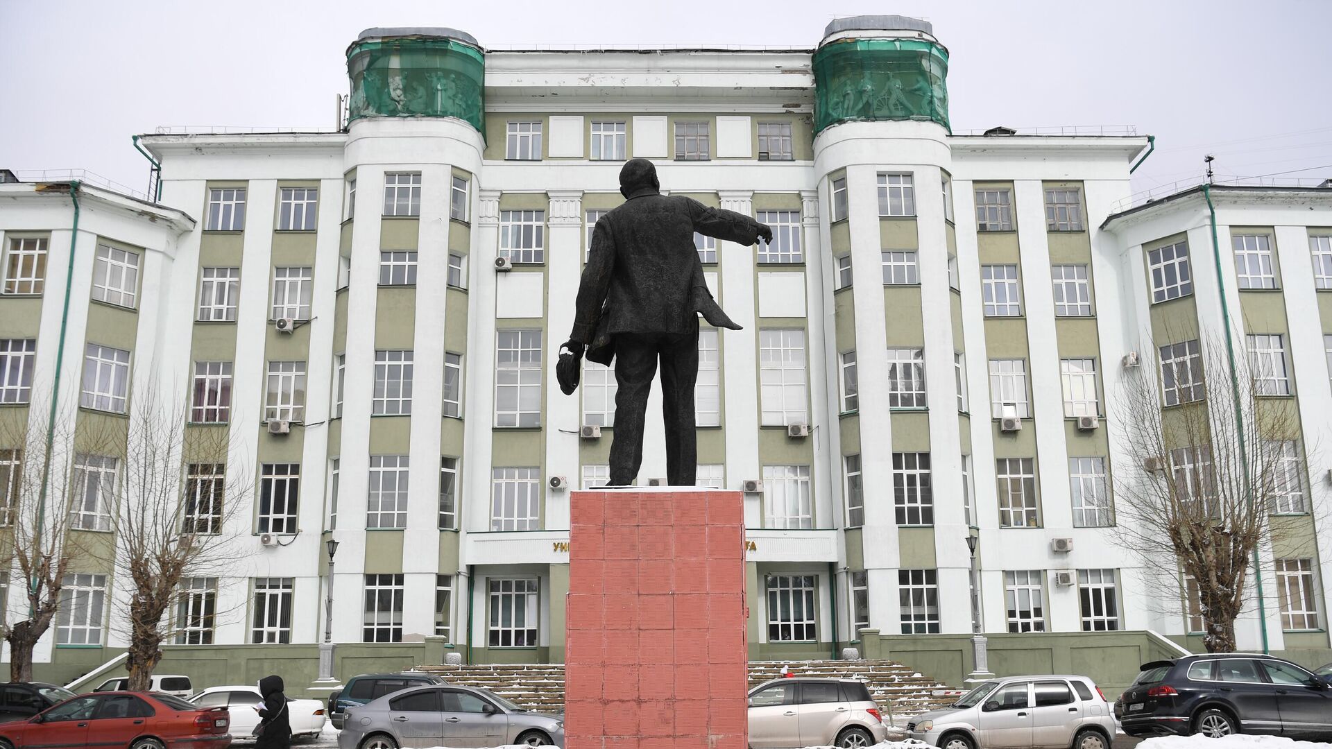 Скульптура В. И. Ленина перед Новосибирской государственной академией водного транспорта - РИА Новости, 1920, 17.09.2022