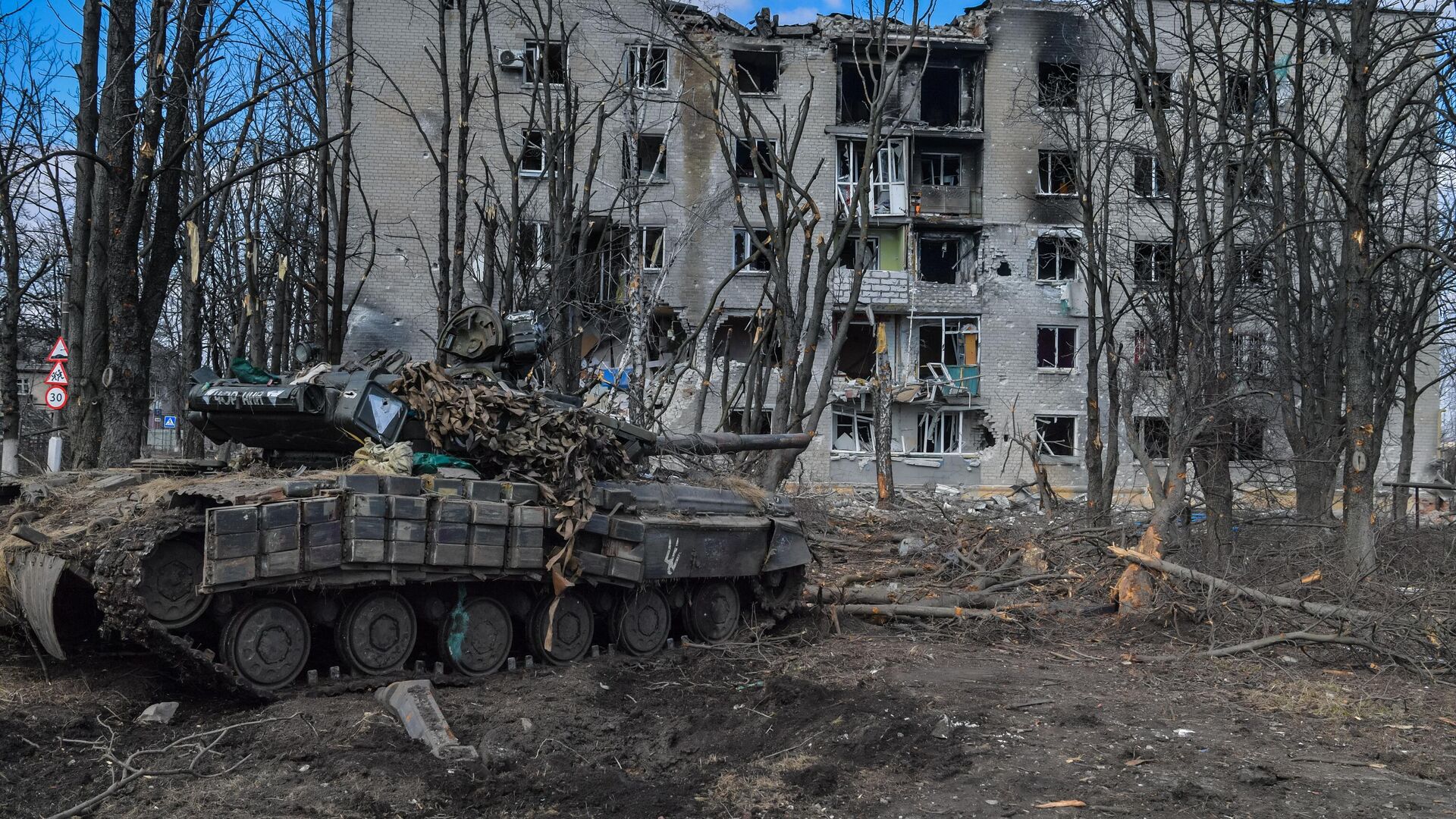 Уничтоженный украинский танк на улице в перешедшем под контроль ДНР городе Волноваха - РИА Новости, 1920, 25.03.2022