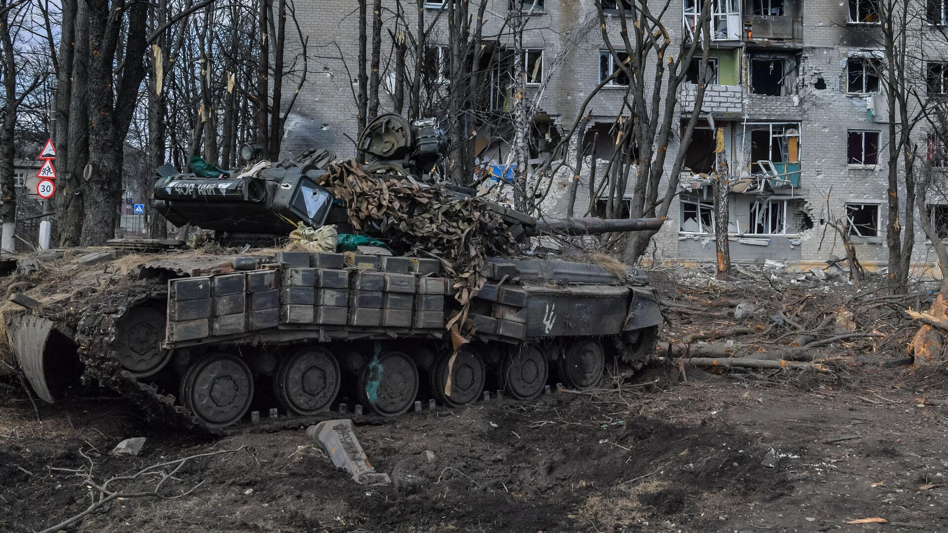 Уничтоженный украинский танк на улице в перешедшем под контроль ДНР городе Волноваха - РИА Новости, 1920, 07.04.2022