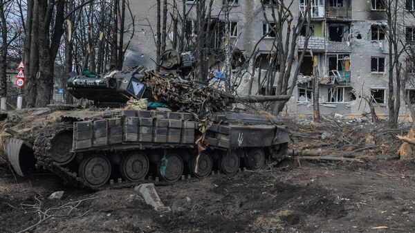 Уничтоженный украинский танк на улице в перешедшем под контроль ДНР городе Волноваха