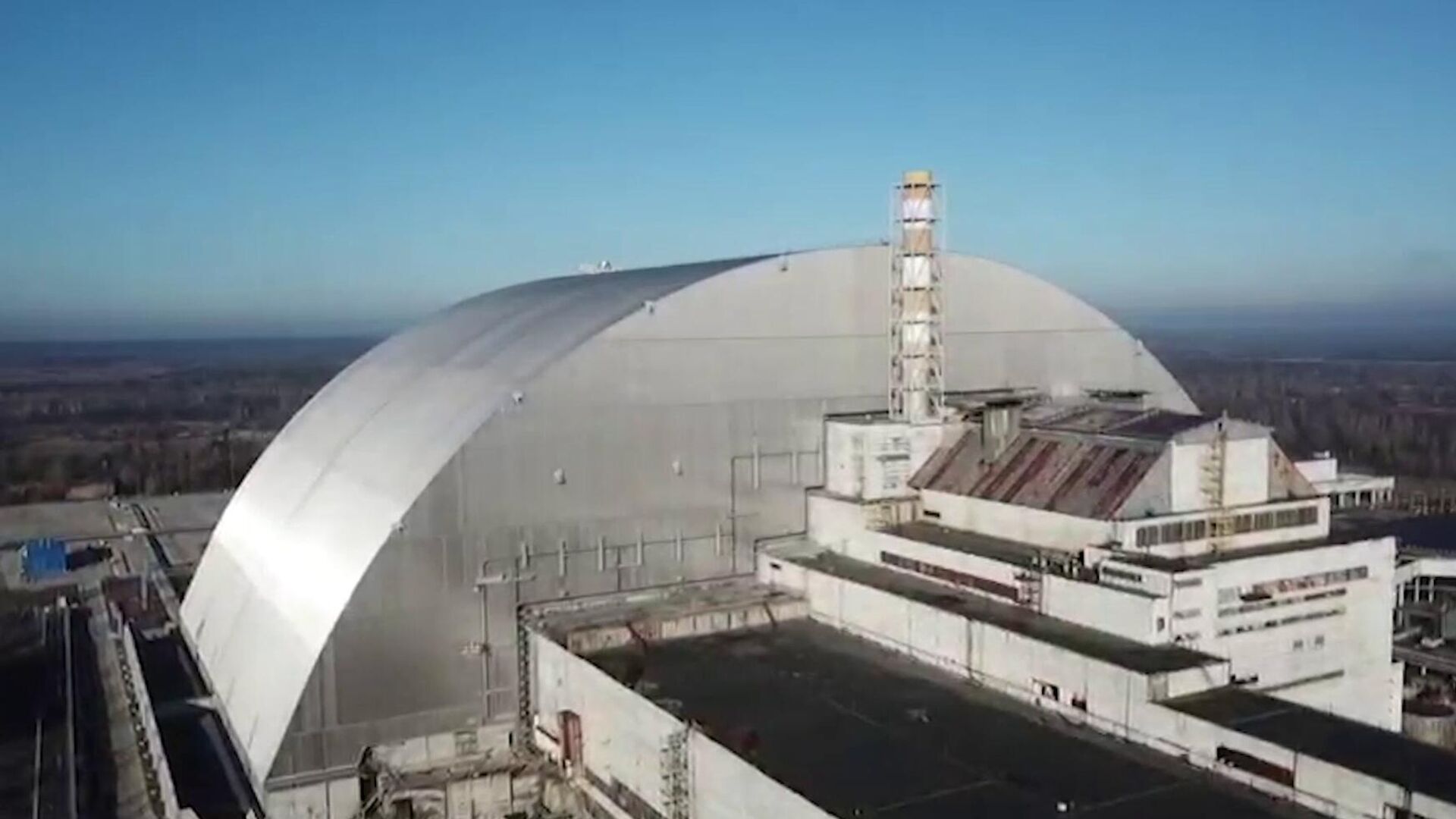 Вид на саркофаг четвертого энергоблока Чернобыльской АЭС. Кадр видео - РИА Новости, 1920, 21.04.2022