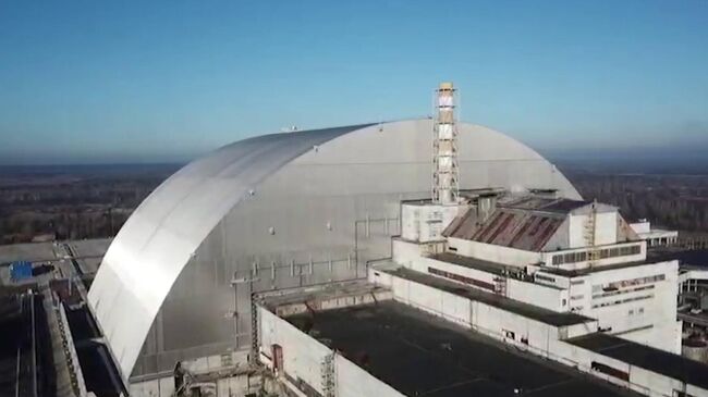 Вид на саркофаг четвертого энергоблока Чернобыльской АЭС. Кадр видео