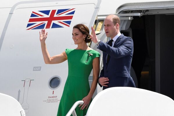 Принц Уильям, герцог Кембриджский и герцогиня Кембриджская Кейт Миддлтон возле самолета во время своего турне по Карибскому морю
