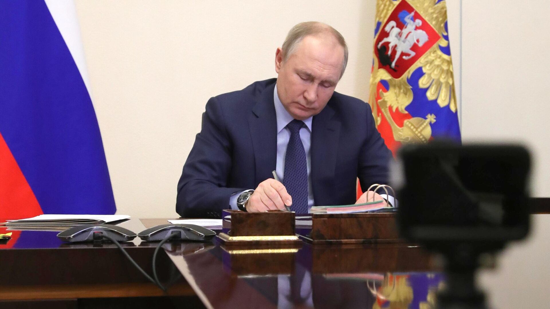 Путин подписал закон о данных, передаваемых правоохранителям