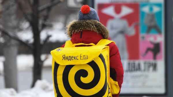 Курьер службы доставки сервиса Яндекс.Еда 