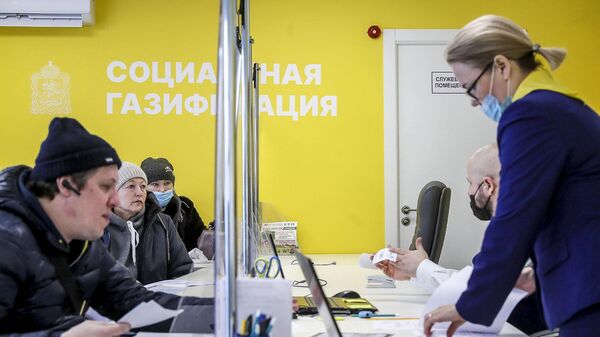 Посетители и сотрудники в офисе социальной газификации АО Мособлгаз 