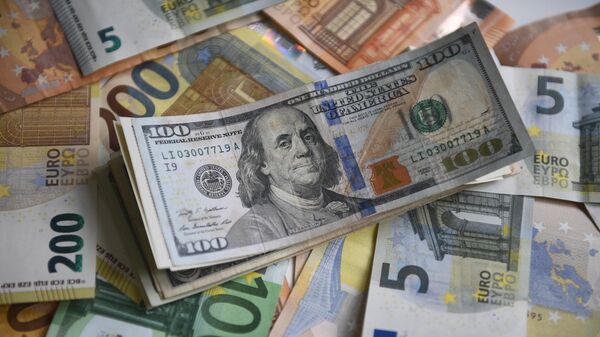 Денежные купюры: доллары США и евро
