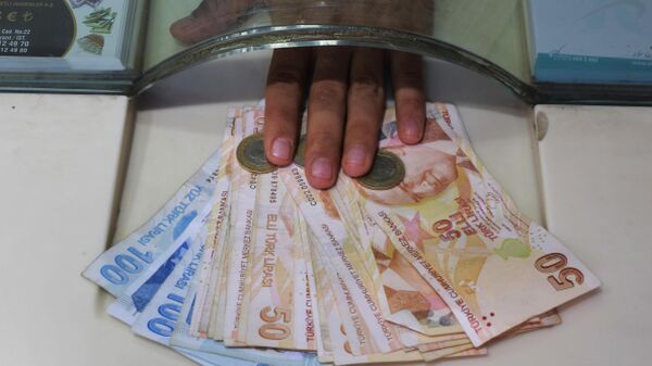 Турецкие лиры в пункте обмена валют в Стамбуле