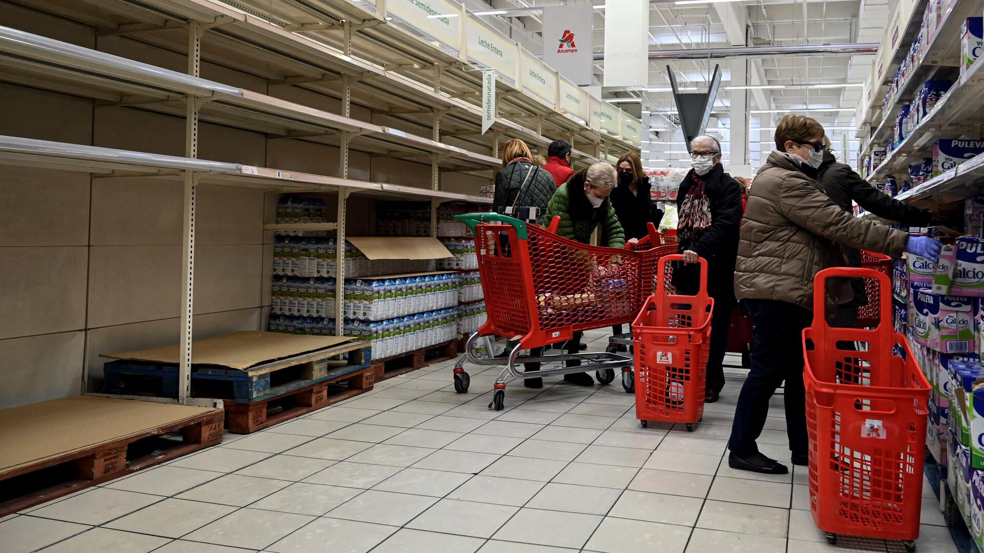 Покупатели приобретают товары первой необходимости в супермаркете в Мадриде  - РИА Новости, 1920, 26.03.2022