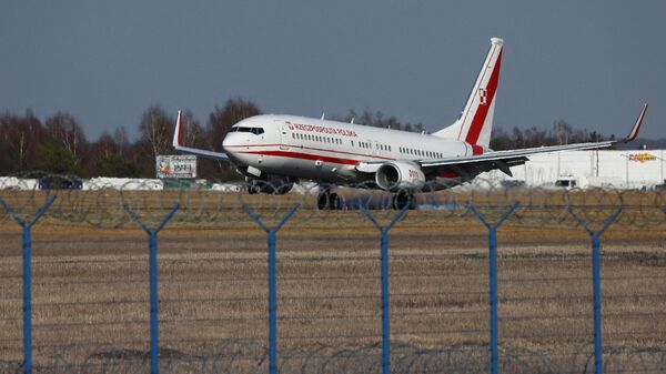 Самолет с президентом Польши Анджеем Дудой приземляется в аэропорту Жешув-Ясенка. 25 марта 2022