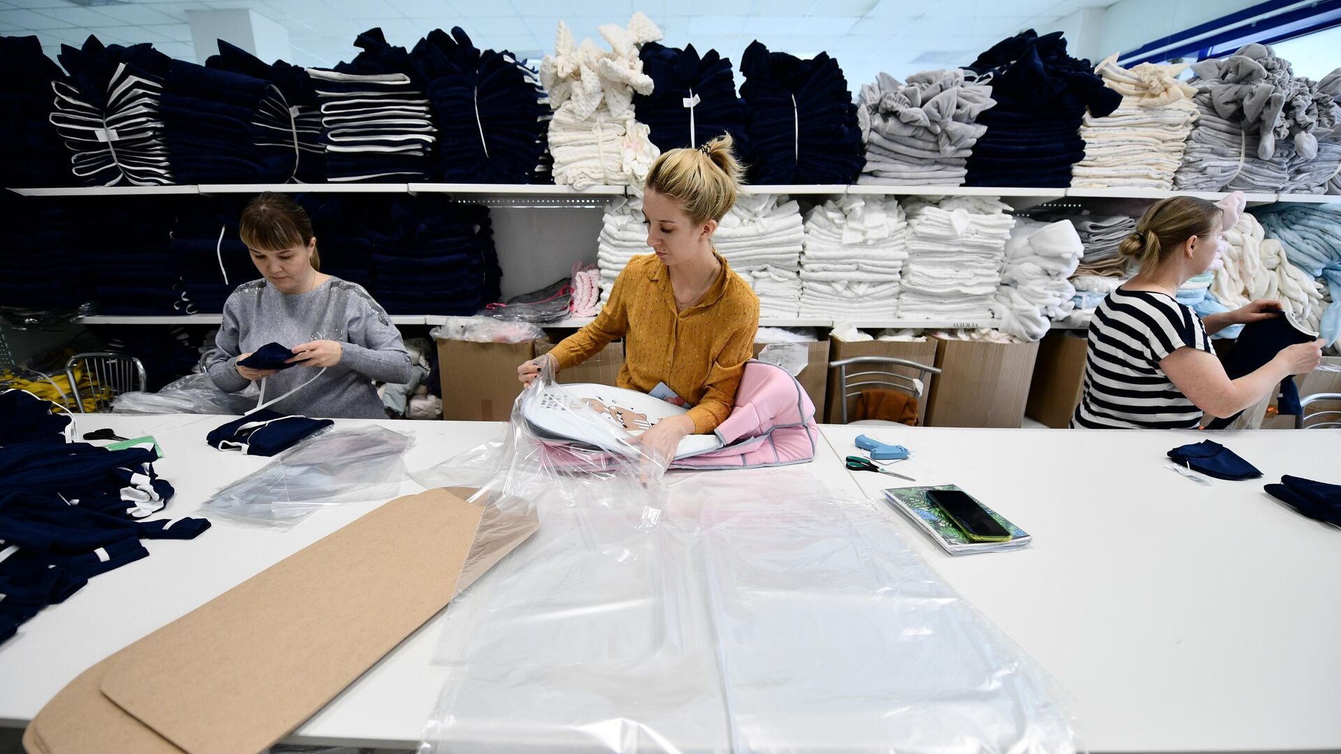 Работницы в отделе упаковки на фабрике компании KiDikids в Екатеринбурге - РИА Новости, 1920, 29.03.2022