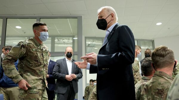 Президент США Джо Байден во время встречи с американскими военными в Польше