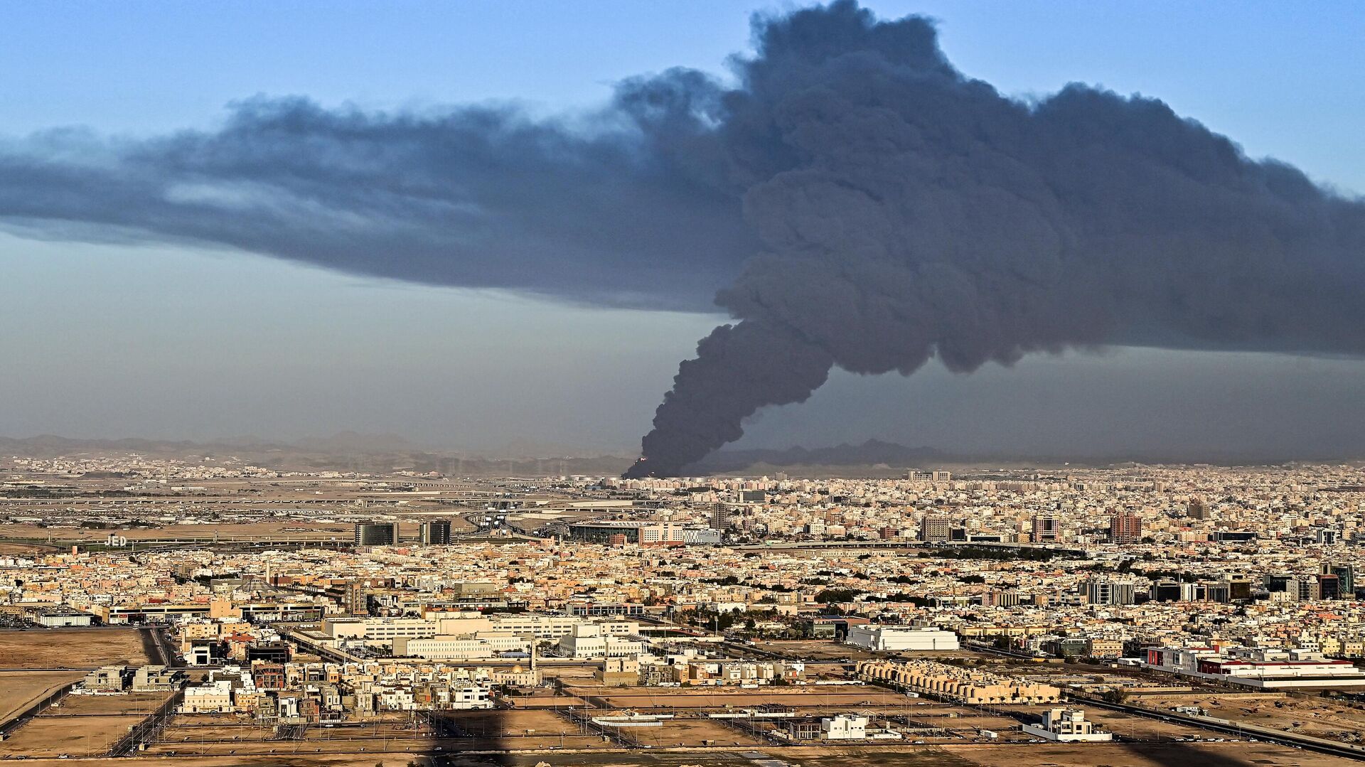 Вид на пожар на нефтехранилище Saudi Aramco в Джидде - РИА Новости, 1920, 26.03.2022