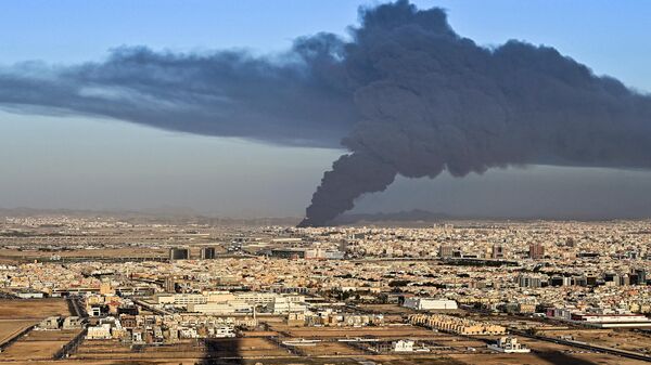 Вид на пожар на нефтехранилище Saudi Aramco в Джидде