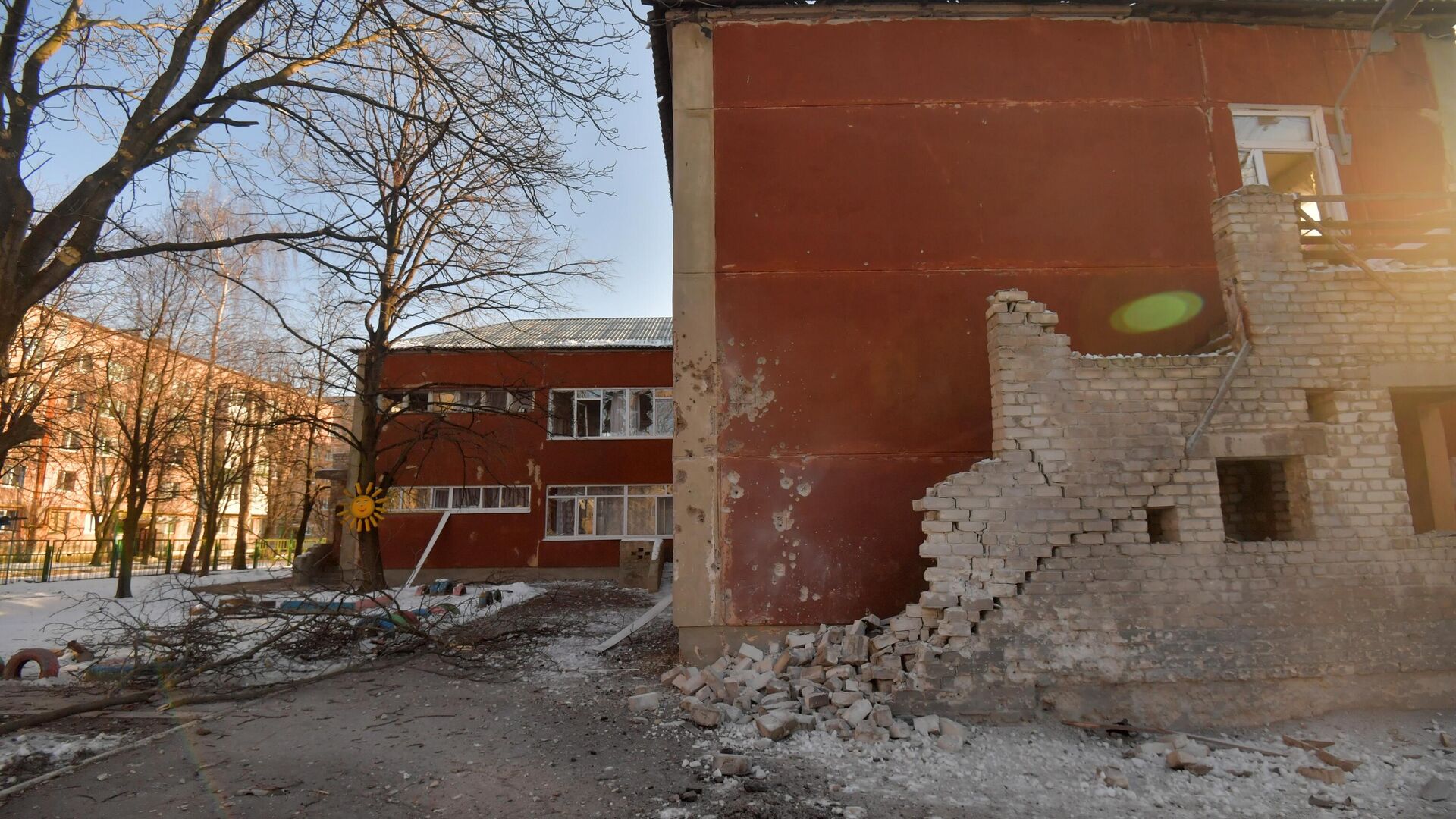 Детский сад в городе Ясиноватая, пострадавший в результате обстрела ВСУ - РИА Новости, 1920, 04.04.2022