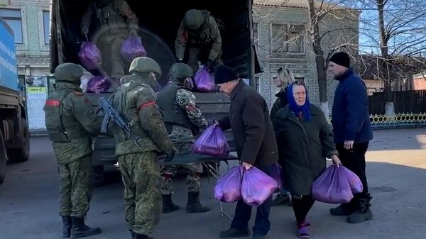Раздача гуманитарной помощи жителям пригорода Чернигова. Видео Минобороны России