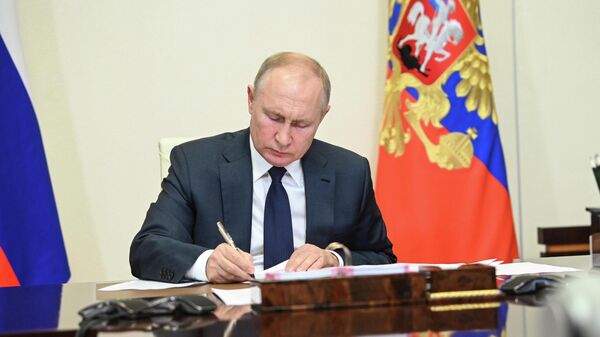 Путин частично запретил сделки с долями граждан недружественных стран