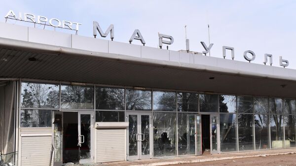 Здание терминала аэропорта Мариуполя, освобожденного бойцами Народной милиции ДНР и российскими военнослужащими